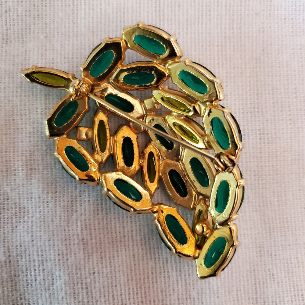 Vintage Emerald and Pale Green Rhinestone Leaf Gold Tone Brooch - Picture 6 of 7